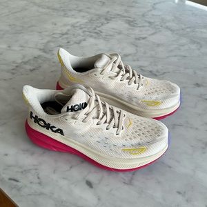 Hoka Clifton 9 tennis shoes